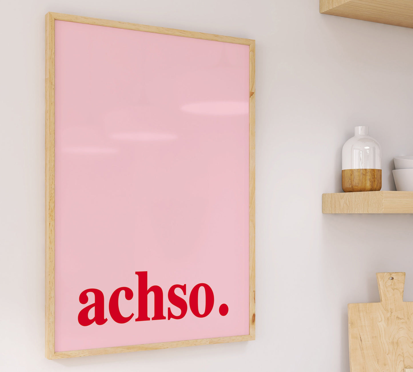 Frisches Design in Form von gerahmtem "Achso" Poster, an Küchenwand hängend.
