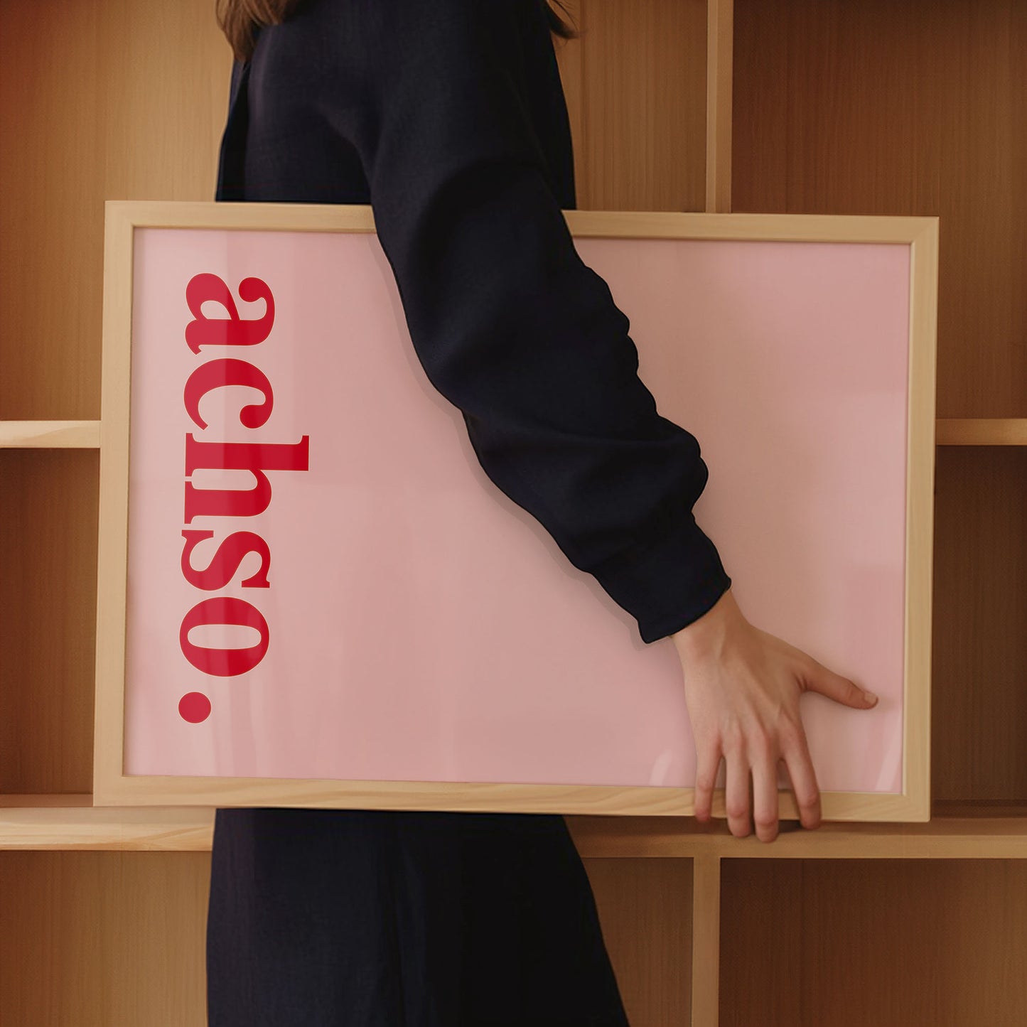 Gerahmtes Poster mit "Achso" Schriftzug in rot und pink.