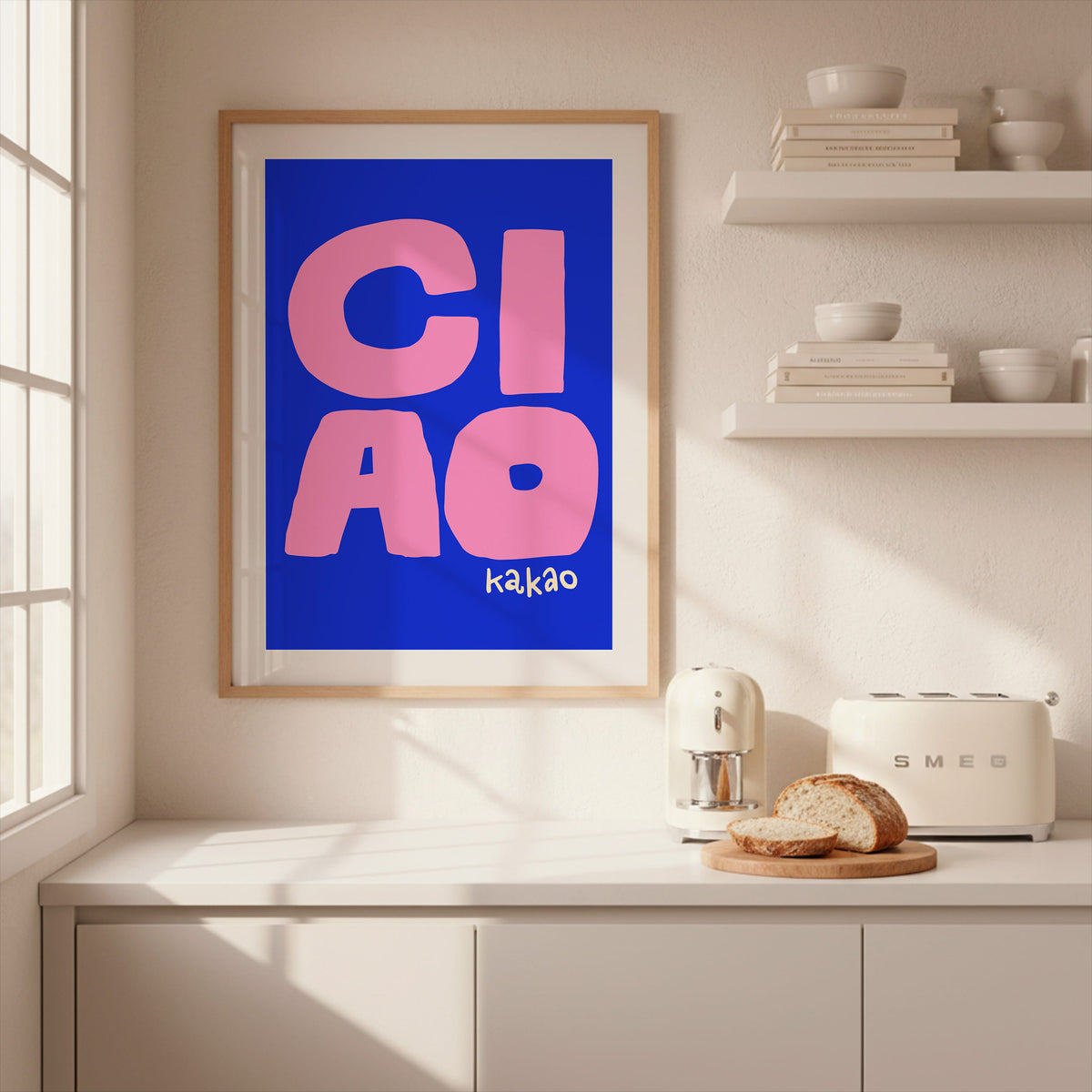 Einrichtungsbeispiel: Das Ciao Kakao Wandbild kombiniert mit Kaffeemaschine und Tassen auf dem Küchen-Sideboard.