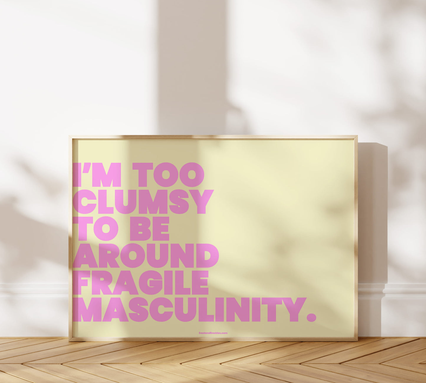 Moderner Frauenpower Print in Trendfarben Rosa und Geld mit dem Spruch "I'm Too Clumsy to be around Fragile Masculinity"