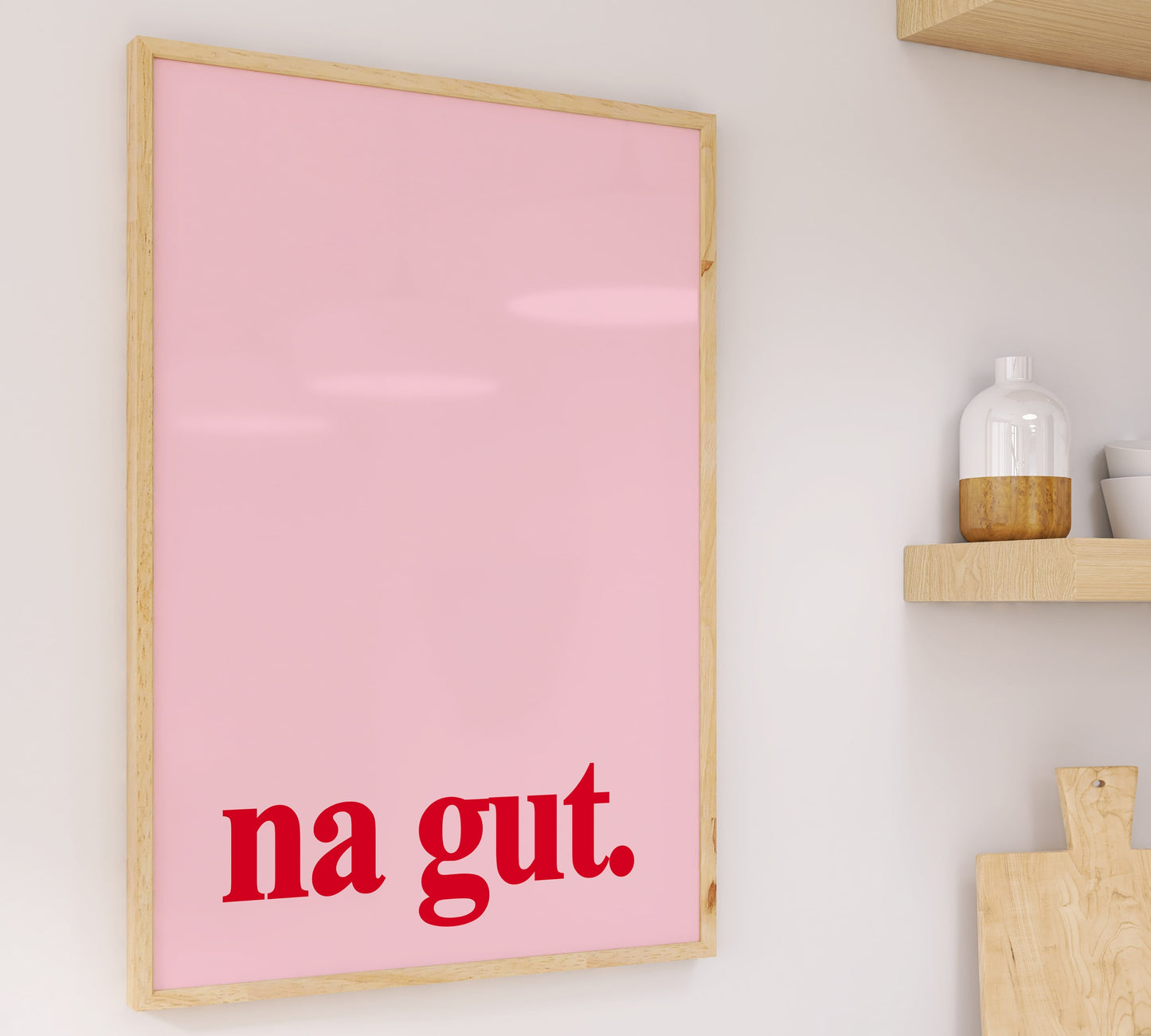 Küchenposter gerahmt, pinke und rote Farben, modern, minimalistisch, mit "na gut" Aufschrift.