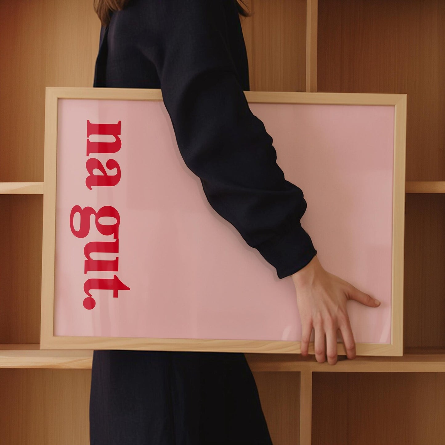 Modernes Poster mit "Na Gut" Schriftzug in rot und pink, Hochformat.
