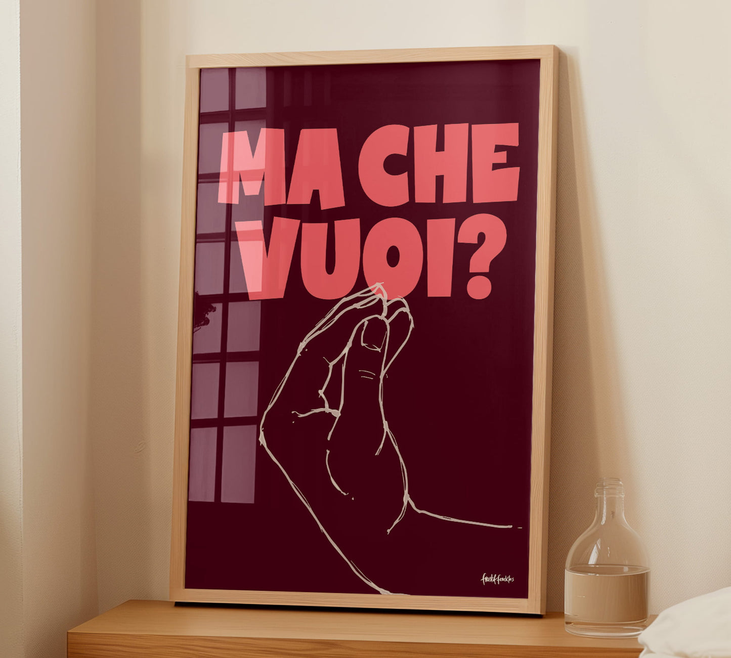 Lifestyle-Foto: Das bordeaux-pinke Ma Che Vuoi Poster gerahmt in Eichenholz kombiniert mit skandinavischem Interior.