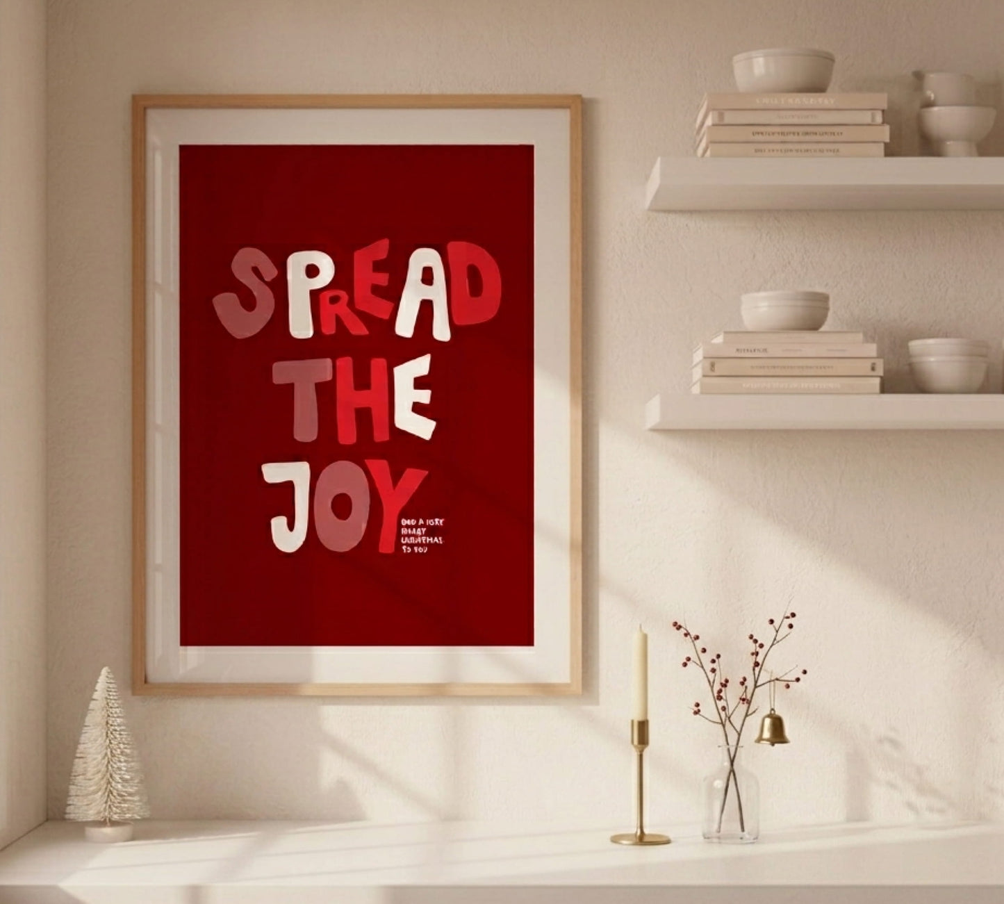 Lifestyle-Foto: Das festliche Spread the Joy Poster gerahmt in einem hellen, gemütlich dekorierten Raum.