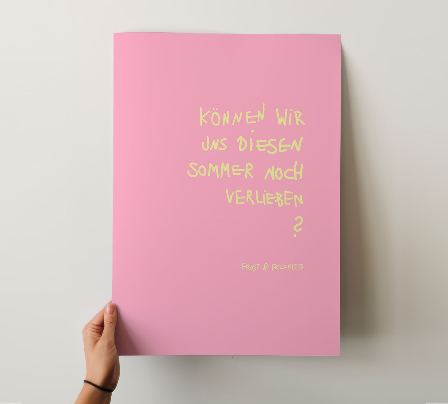Closeup eines gelben Schriftzugs zur Sommerliebe auf pinkem Hintergrund