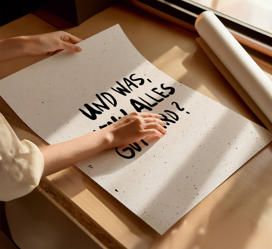 Detailaufnahme der Typografie und Papierstruktur des Handwriting-Posters im Modern Retro Stil.