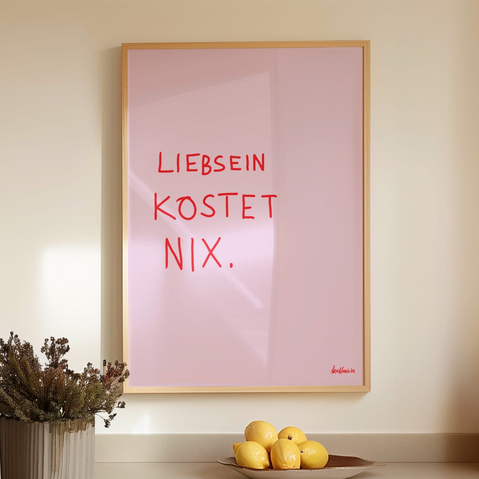 Modernes Wandbild für Zuhause, rosa und rot, gerahmt in moderner minimalistischer Küche
