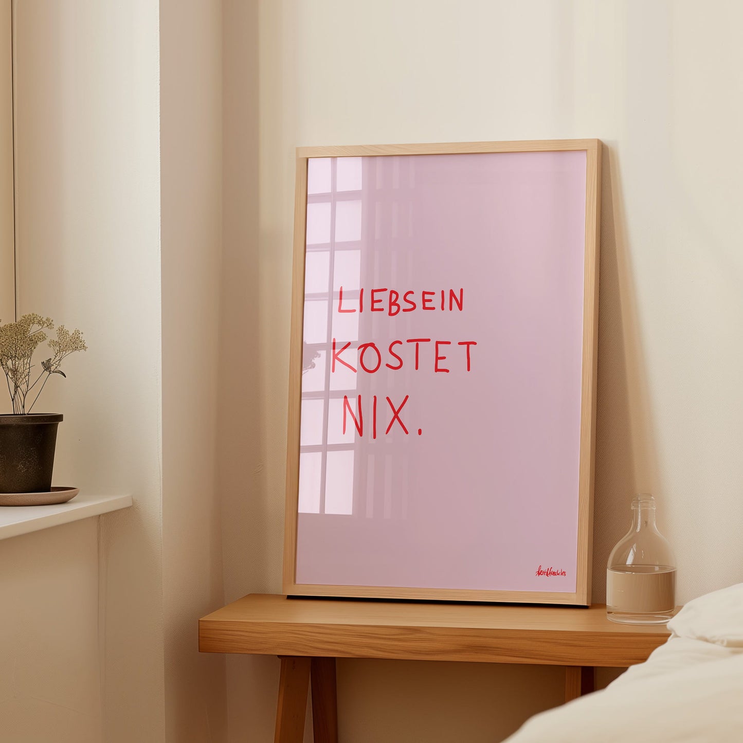 Handgezeichnetes Poster mit Schrift Lieb Sein Kostet Nix, gerahmt in Schlafzimmer