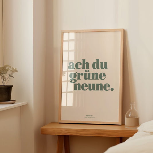 Humorvolles Typografie-Poster „Ach du grüne Neune“ als gerahmter Druck im Schlafzimmer