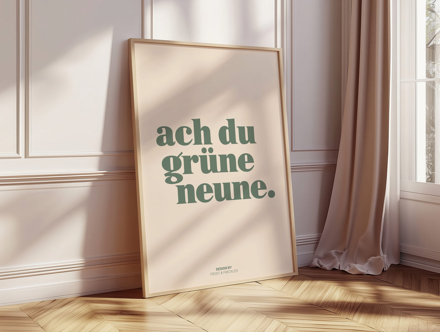 Grün und creme farbenes Typografie Poster mit humorvollem deutschen Spruch, gerahmt an Schlafzimmerwand