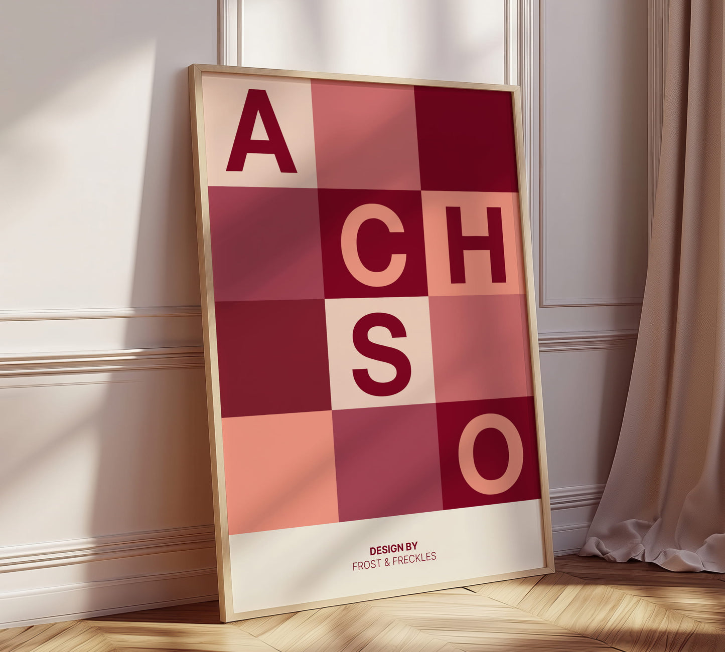 Typografie Poster Achso mit klarem, ruhigem Layout; gerahmt an Flurwand lehnend