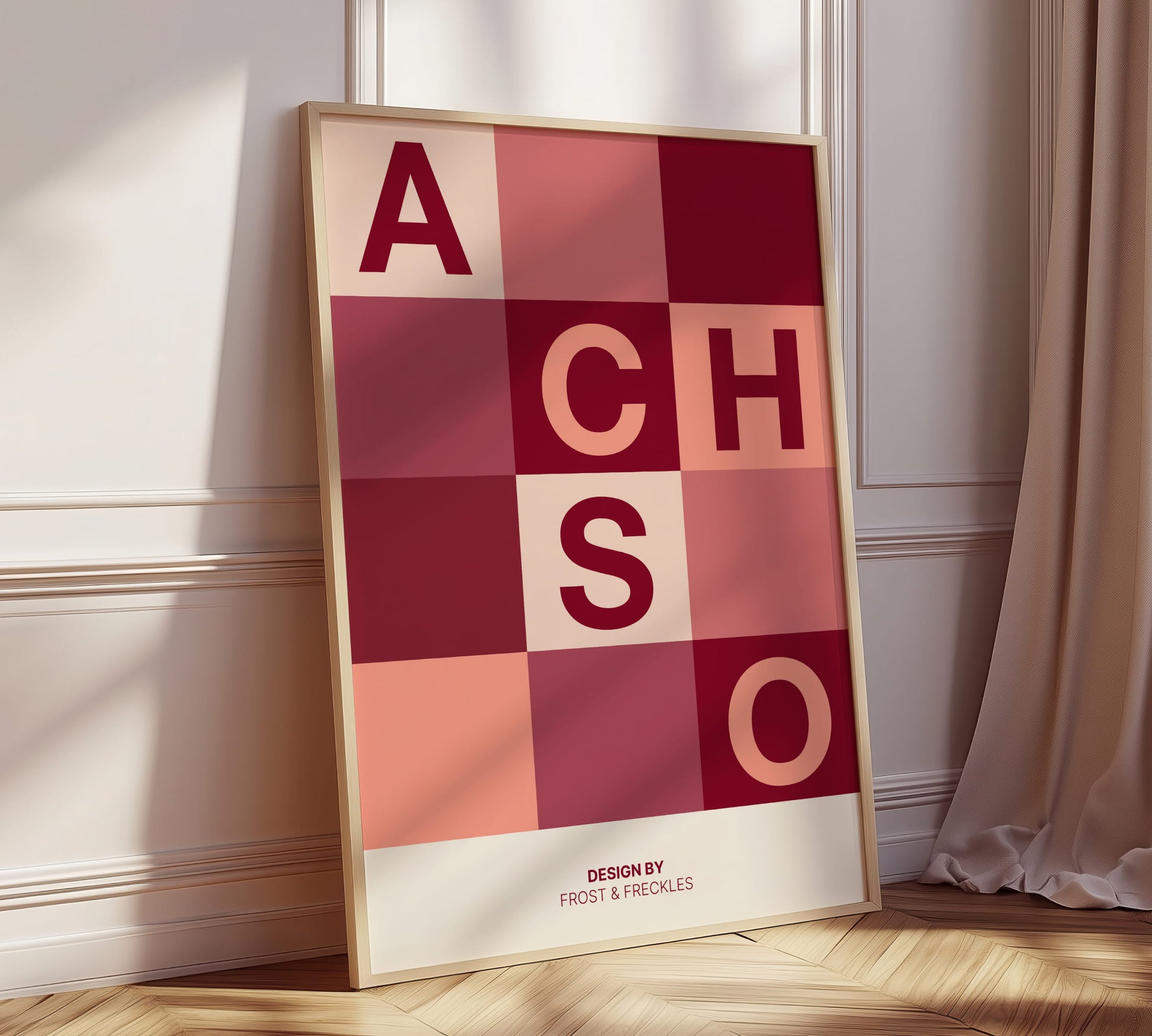 Typografie Poster Achso mit klarem, ruhigem Layout; gerahmt an Flurwand lehnend