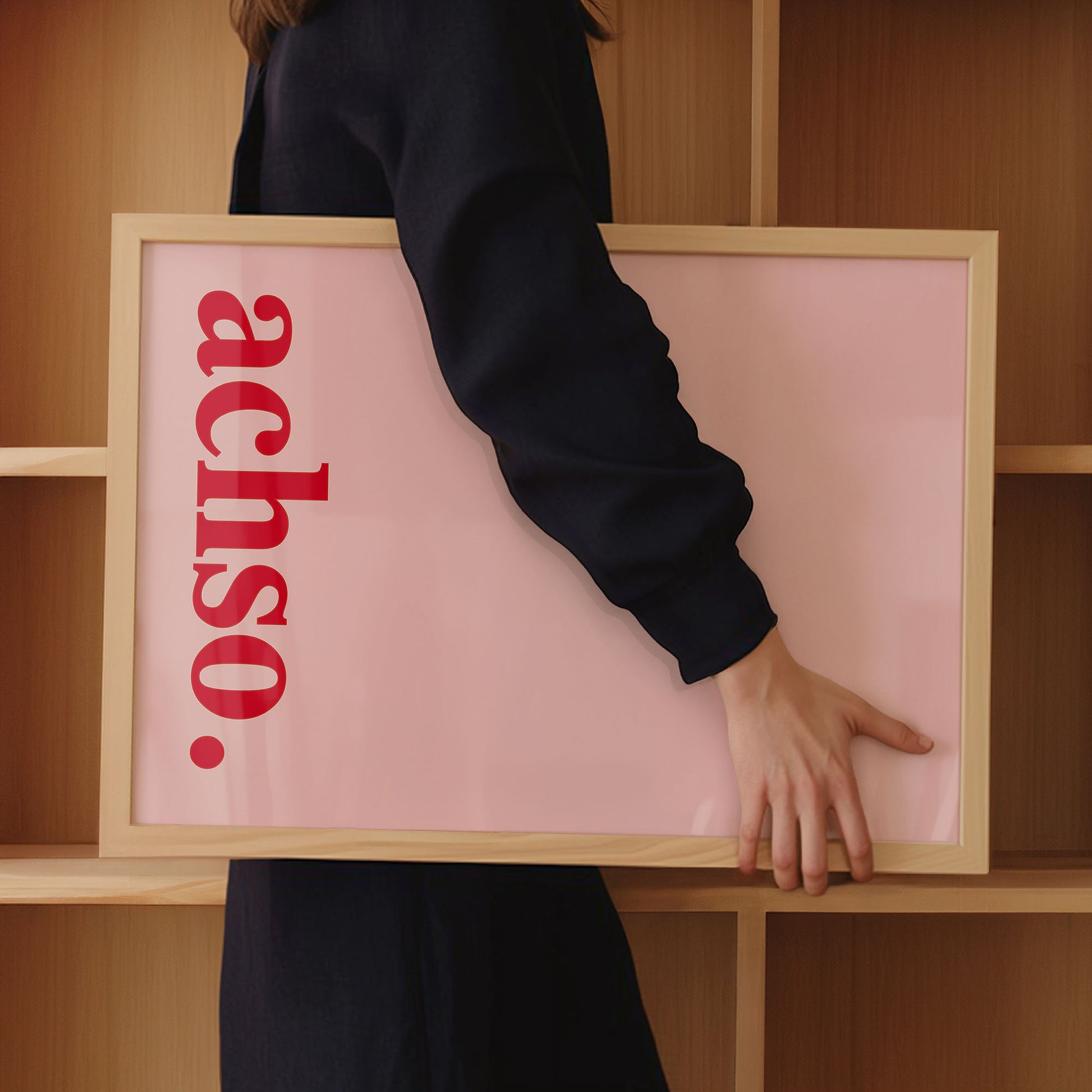 Gerahmtes Poster mit "Achso" Schriftzug in rot und pink.