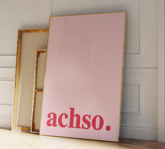 Typografie Poster mit dem Schriftzug "Achso", gerahmt an eine Wand lehnend.