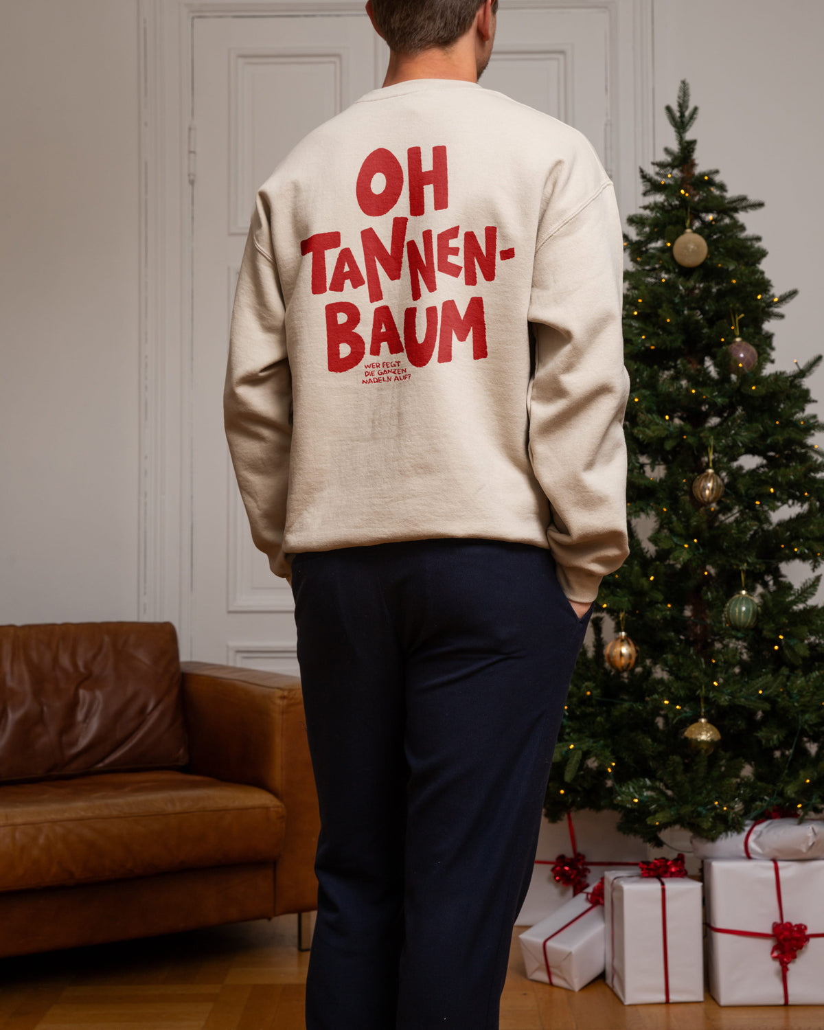 Wichtelgeschenk oder Weihnachtsgeschenk für ihn – der humorvolle Oh Tannenbaum Christmas Sweater in Beige.