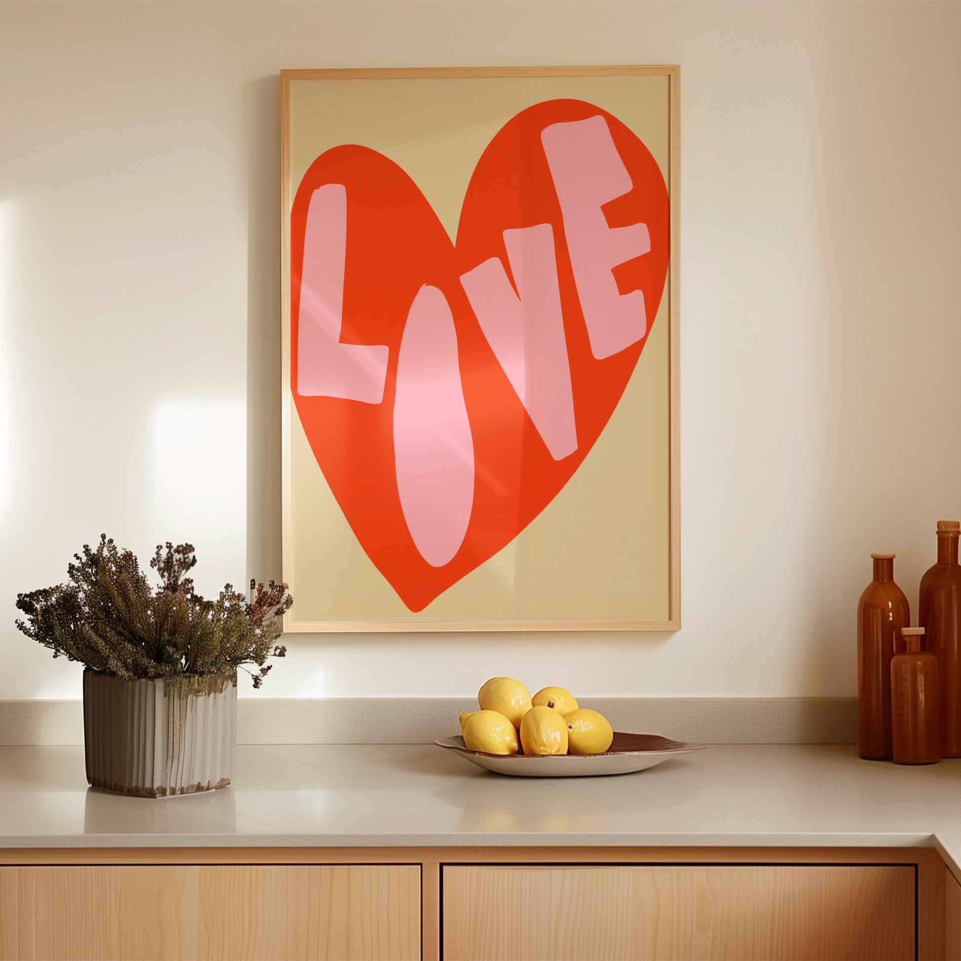 Erfrischendes, farbenfrohes gerahmtes Poster in moderner Küche mit rot pinkem Herz / Love Motiv.