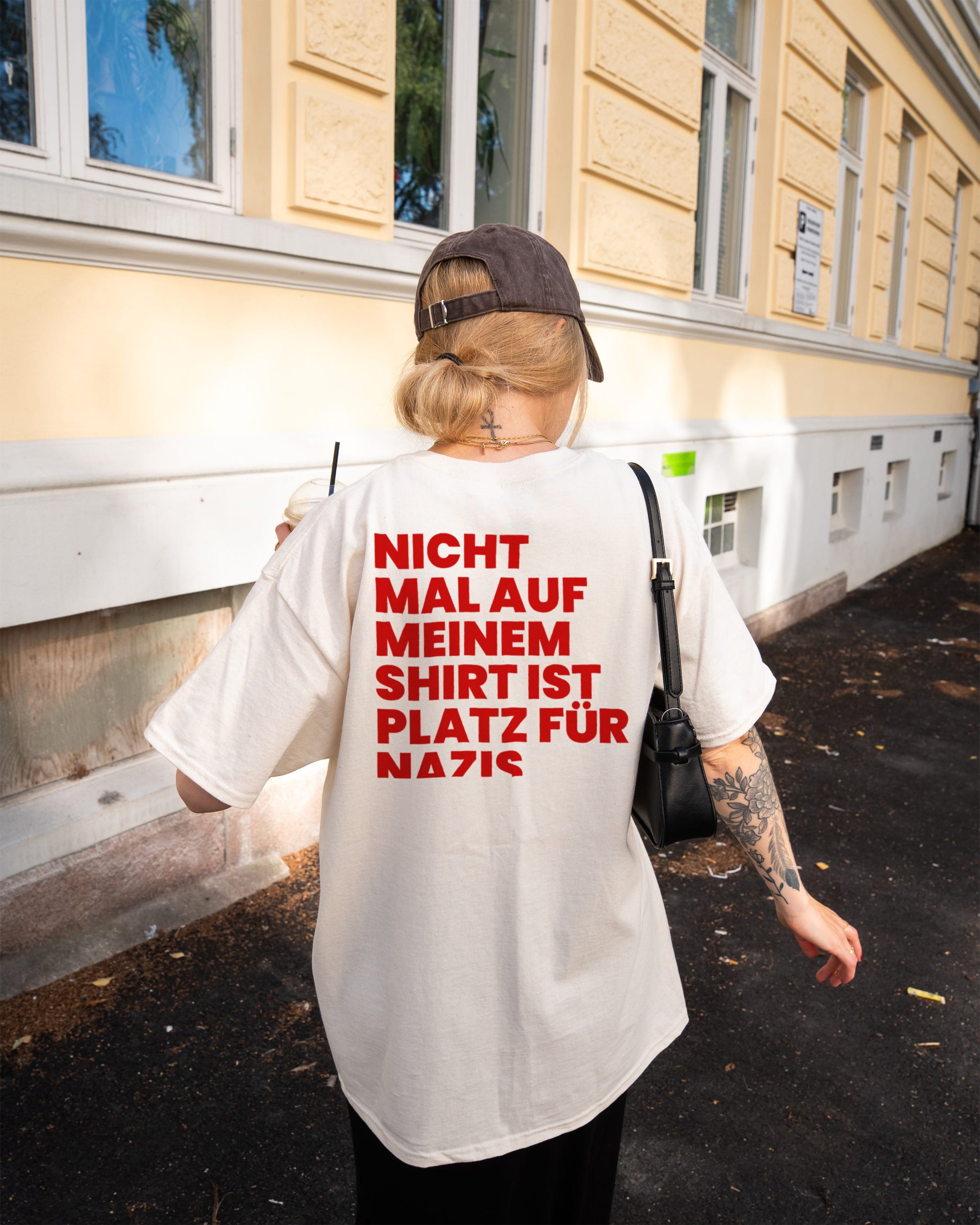 Lässiges Unisex Streetwear Outfit gegen Rechts mit dem „Nicht mal auf meinem Shirt ist Platz für Nazis“ Shirt von hinten fotografiert.