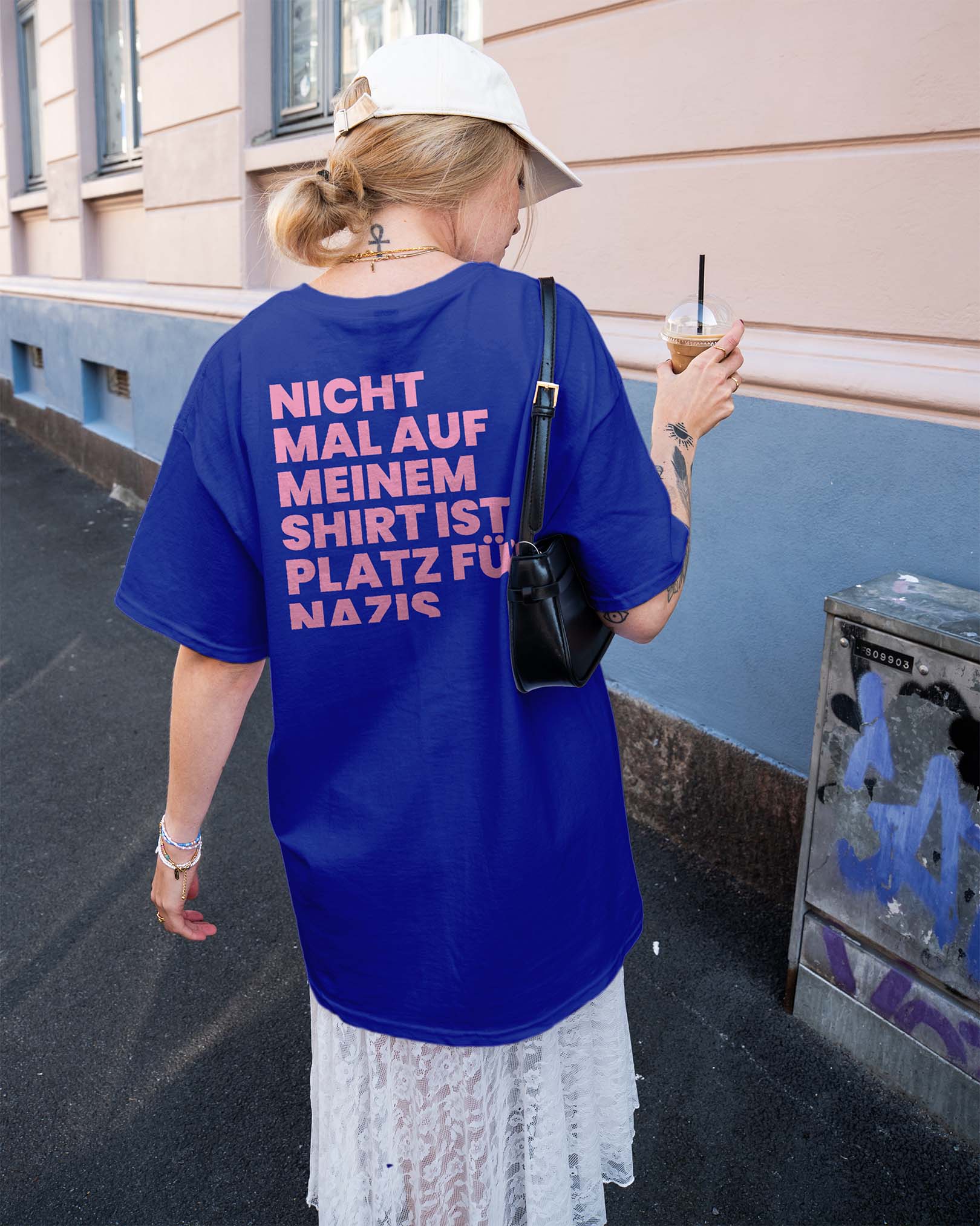 Frost and Freckles Baumwoll-Shirt mit humorvollem Anti-Afd- und Anti-Merz-Spruch als modisches Highlight für Festivals und Demos.