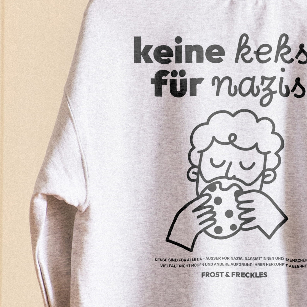 Detailaufnahme des Aufdrucks „Keine Kekse für Nazis“ Pulli in Ash Grey. Der Sweater gegen Rechts, Nazis, Afd und Merz