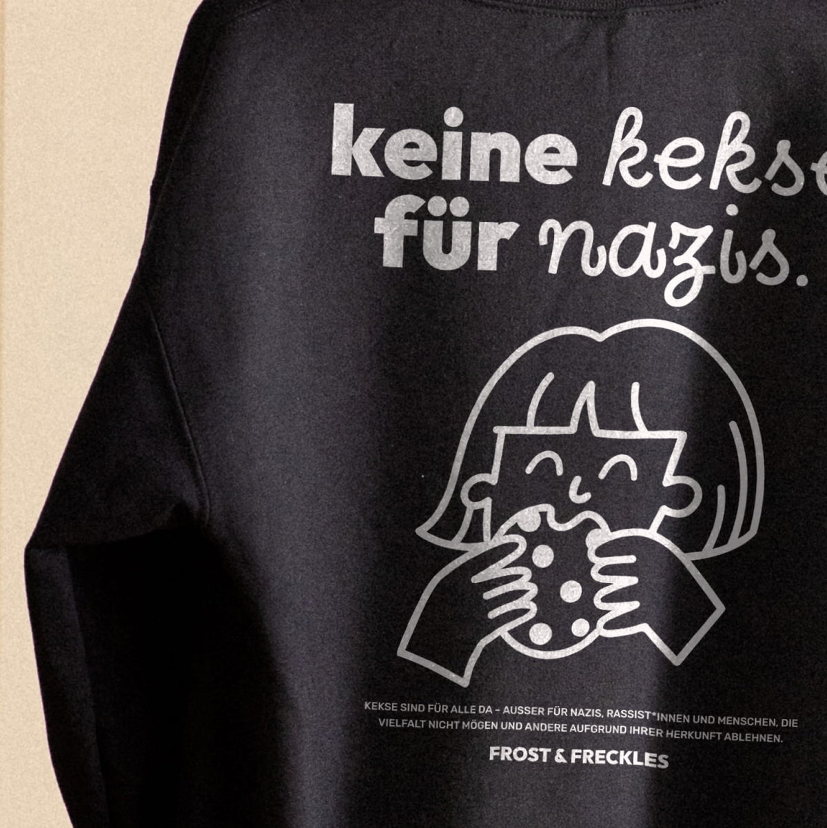 Detailaufnahme des Aufdrucks „Keine Kekse für Nazis“ und der weichen Baumwollstruktur des Sweaters. Sweater gegen Rechts, Nazis, Afd und Merz