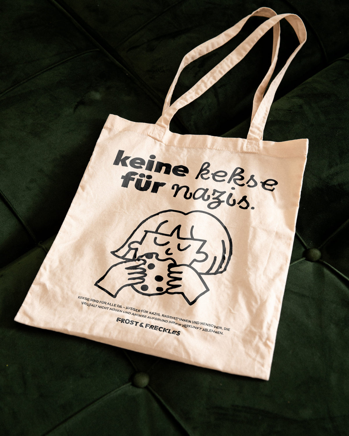 Detailansicht des Anti Rechts Aufdrucks "Keine Kekse für Nazis" auf der beigen Bio-Baumwolltasche als Zeichen gegen Afd, Rassismus und Faschismus.