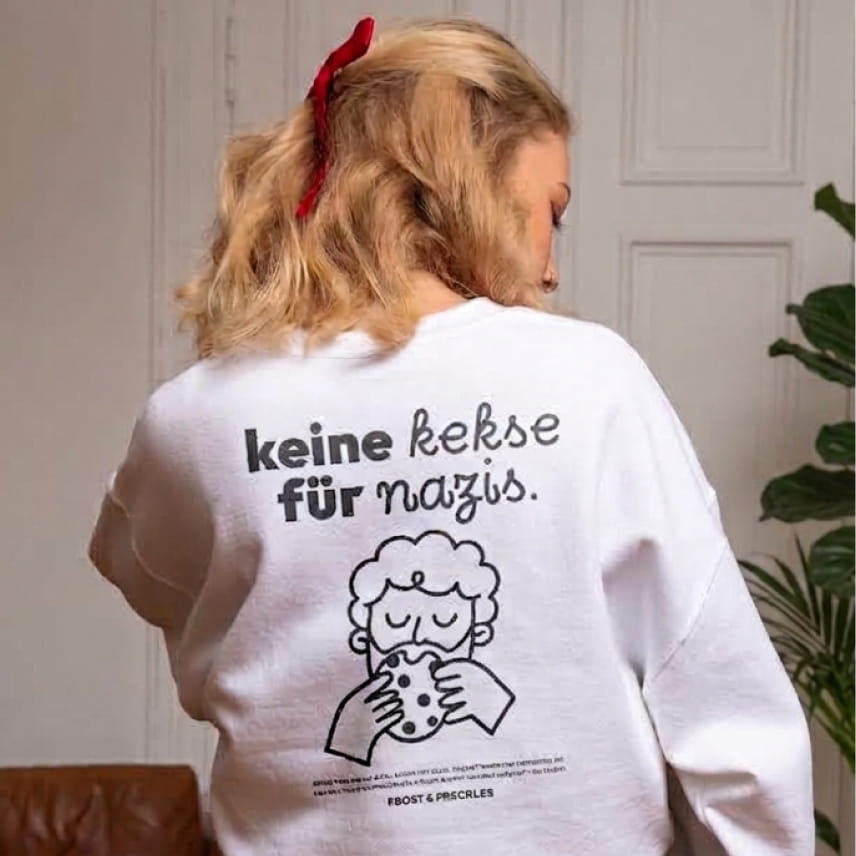 Ein Crewneck Sweater mit lustigem antifaschistischem Spruch als originelle Geschenkidee gegen Rechts, Afd, Merz und Nazis.