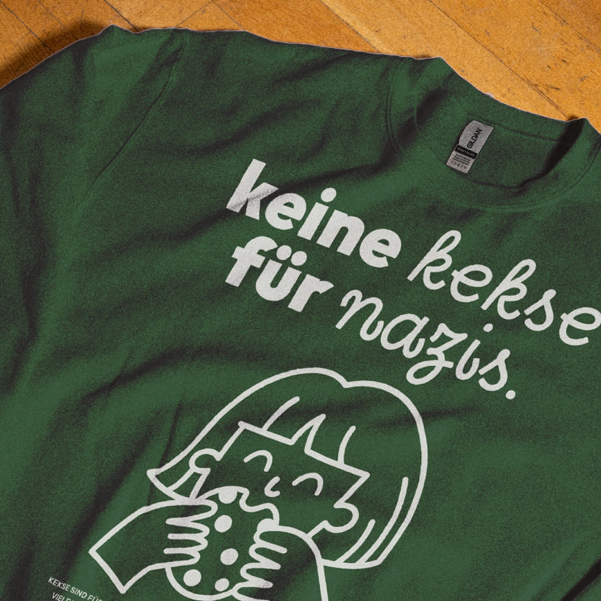 Nahaufnahme der dichten Rippbündchen und des Kragens des hochwertigen Unisex Sweaters gegen Rechts, Nazis, Afd und Merz.