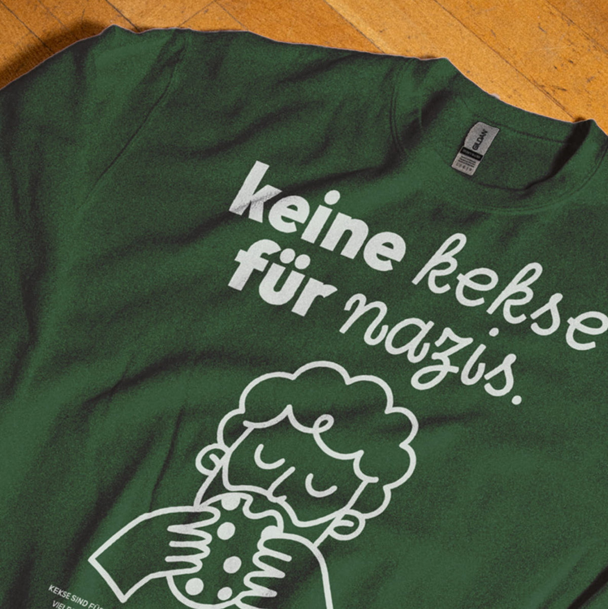 Detailaufnahme des hochwertigen Aufdrucks „Keine Kekse für Nazis“ und der weichen Baumwollstruktur des Sweaters gegen Nazis, Rechts und Afd.