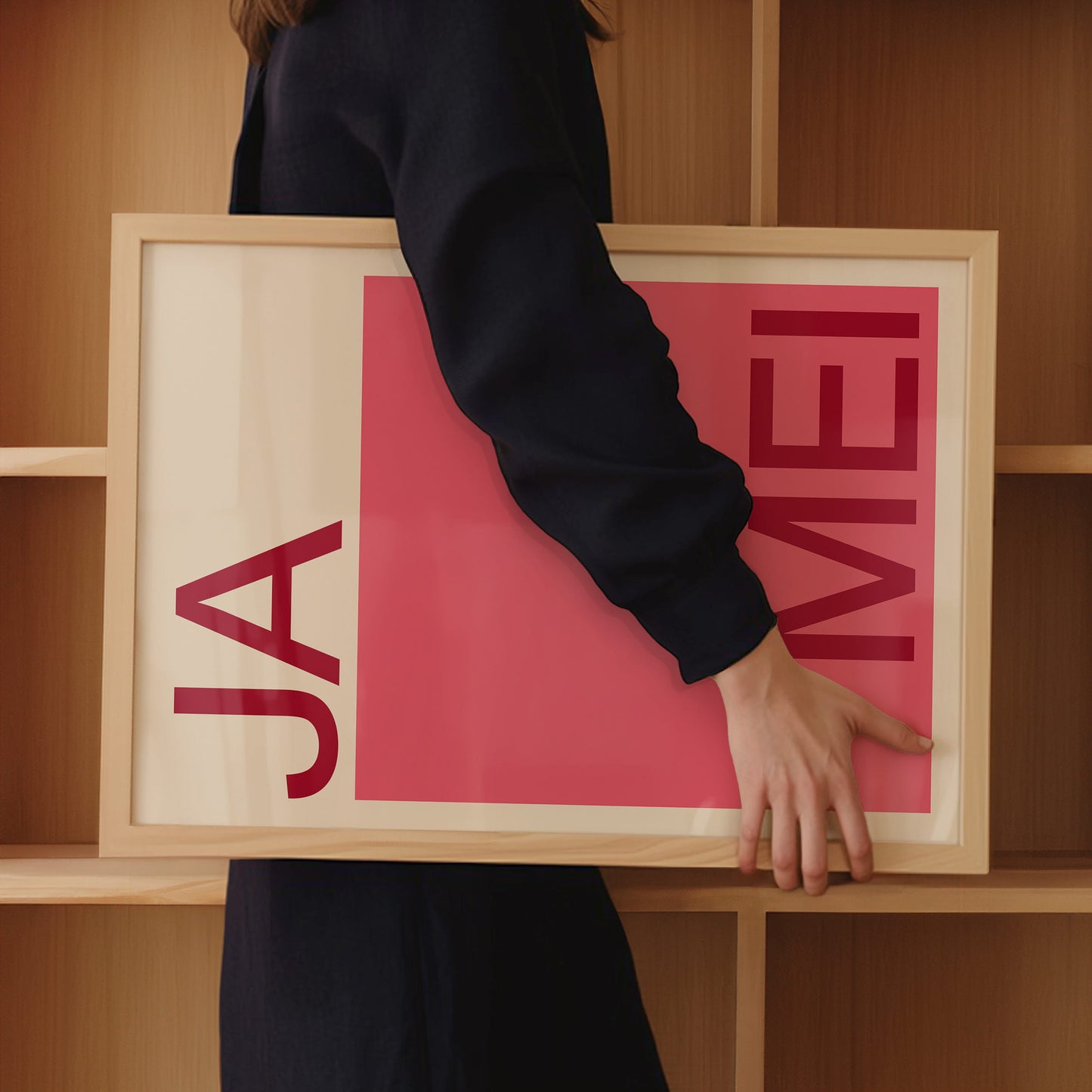 Schlichtes gerahmtes Wandbild mit kurzem bayrischen Ausdruck "Ja Mei" in Pink Rot