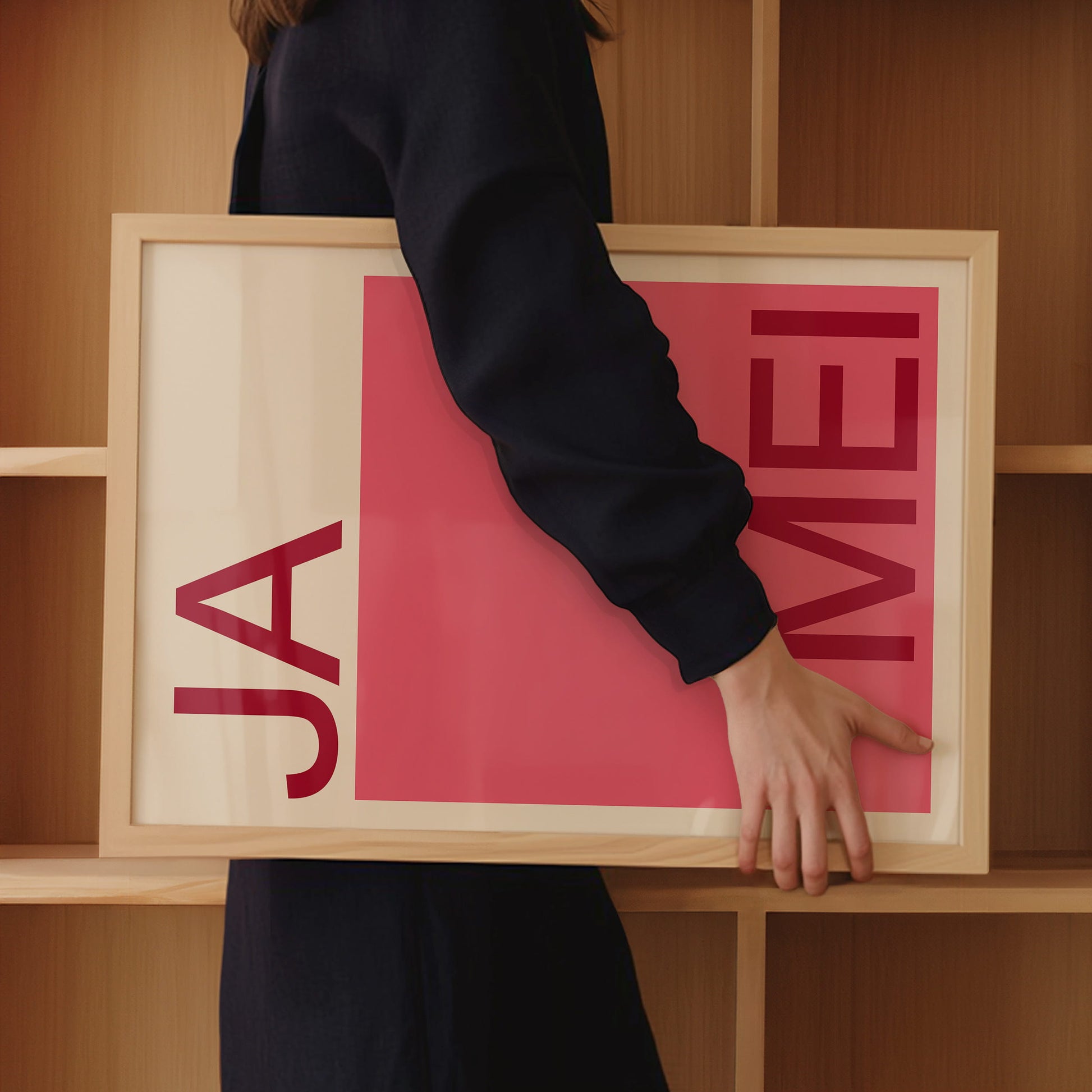 Schlichtes gerahmtes Wandbild mit kurzem bayrischen Ausdruck "Ja Mei" in Pink Rot