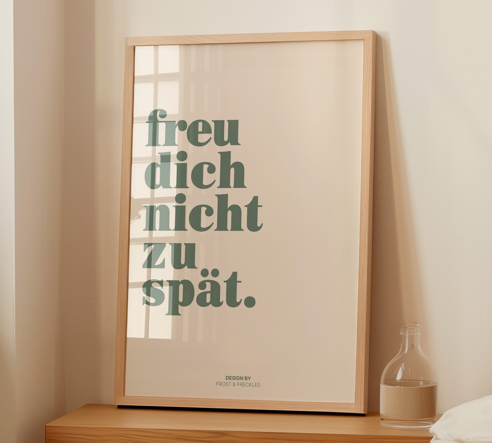 Beige Typografie Poster für ruhige, minimalistische Räume mit Trendfarbe Salbeigrün