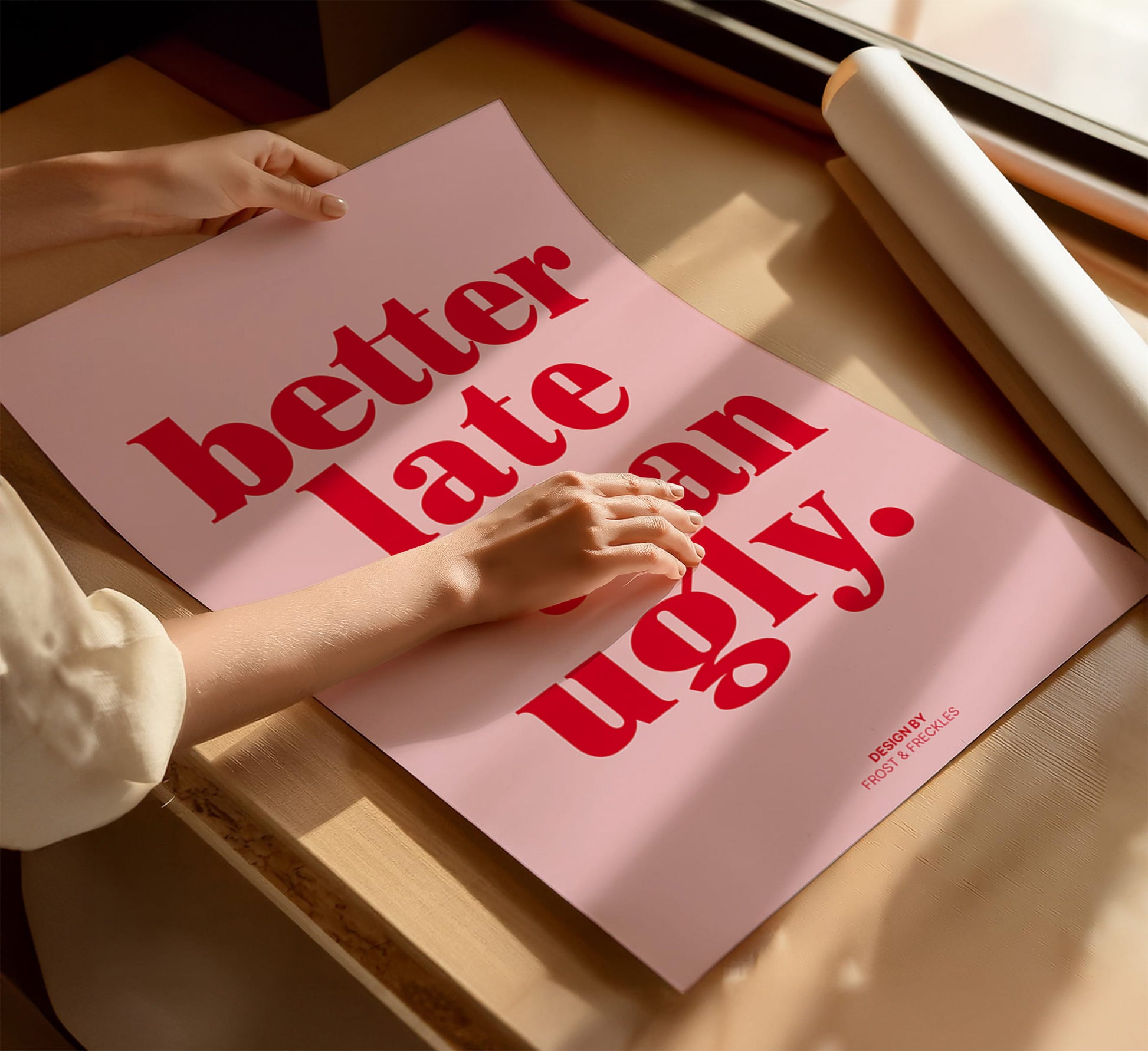 Nahaufnahme von Typografie Poster Besser Spät als Nie in Rot und Rosa