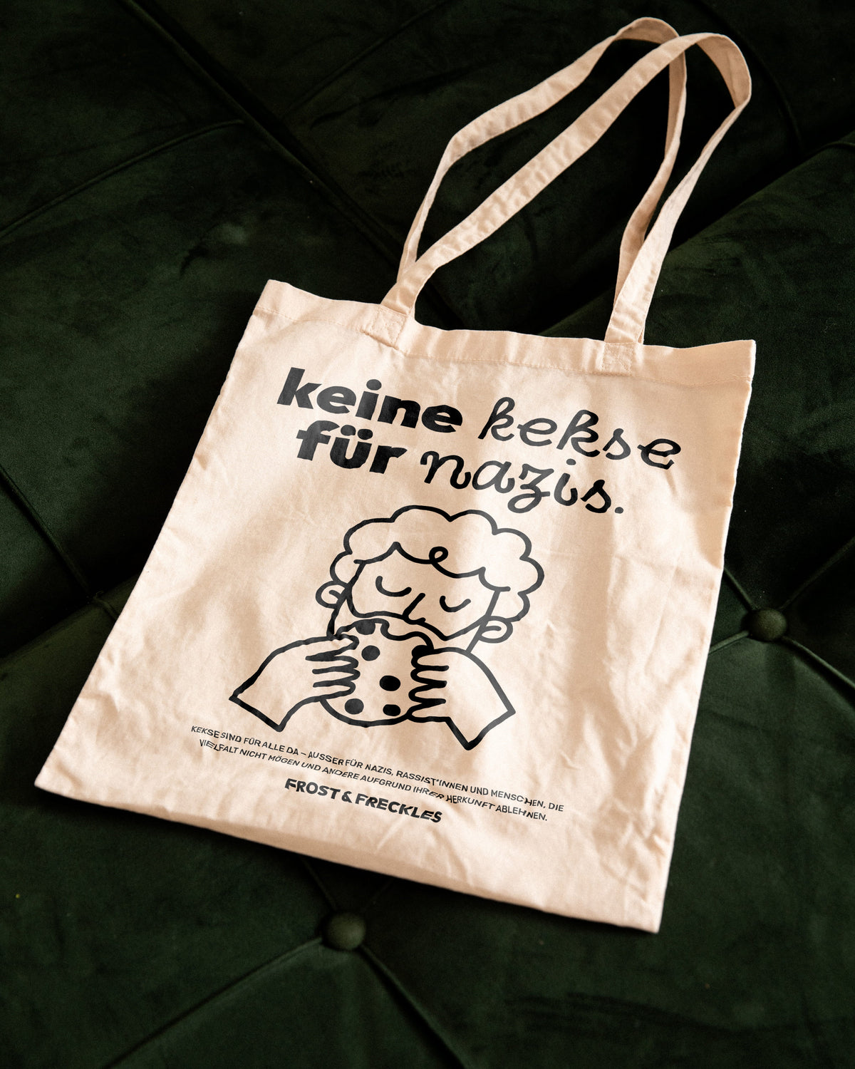 Naturbelassener Jutebeutel mit dem Aufdruck „Keine Kekse für Nazis“ und einem illustrierten Mann als Motiv.