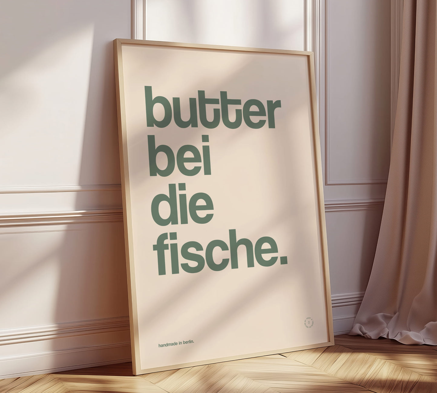 Moderner Print mit Spruch "Butter bei die Fische" in der Trendfarbe Salbeigrün
