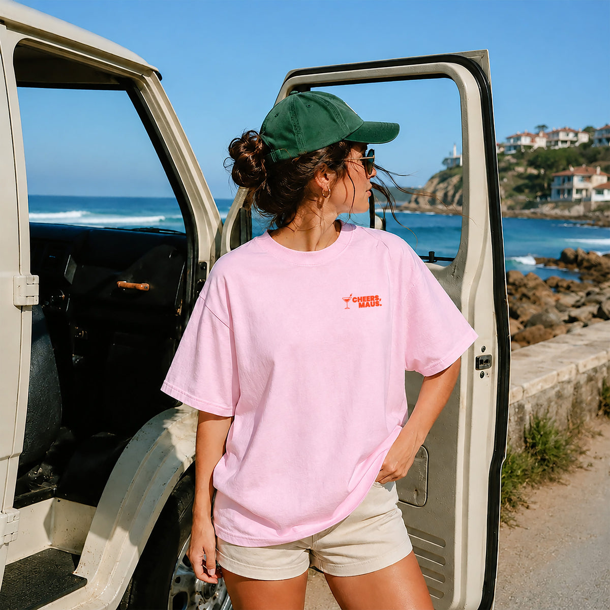 Sommerliches The Party Has Arrived Shirt mit Cheers Maus Aufdruck vorne.