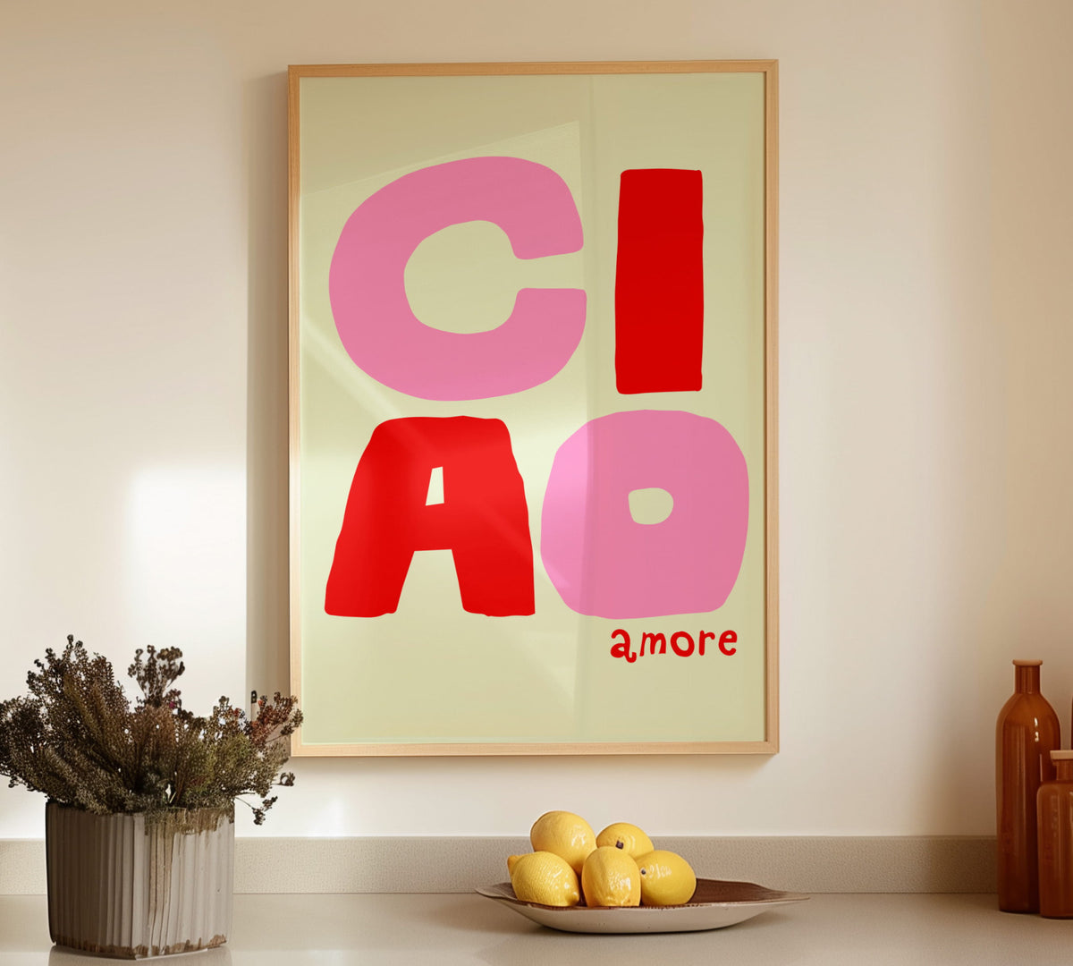 Minimalistisches Typografie-Poster mit dem italienischen Schriftzug CIAO AMORE in leuchtendem Farben auf creme beigem Hintergrund.