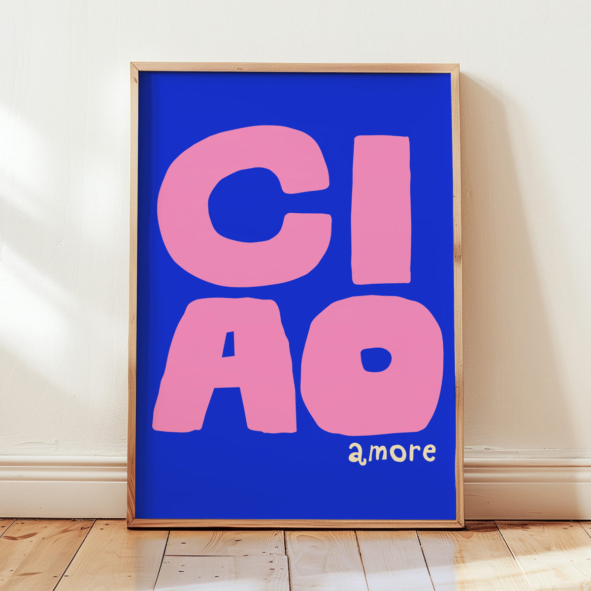 Minimalistisches Typografie-Poster mit dem italienischen Schriftzug CIAO AMORE in leuchtendem Rosa auf blauem Hintergrund.