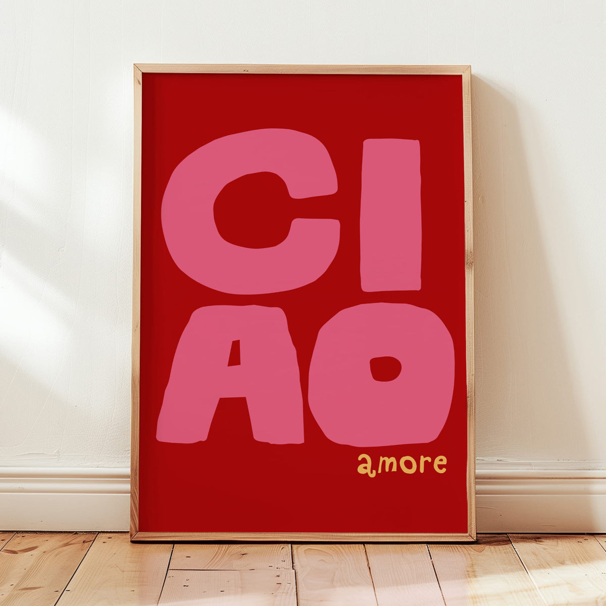 Minimalistisches Typografie-Poster mit dem italienischen Schriftzug CIAO AMORE in leuchtendem Rosa auf rotem Hintergrund.