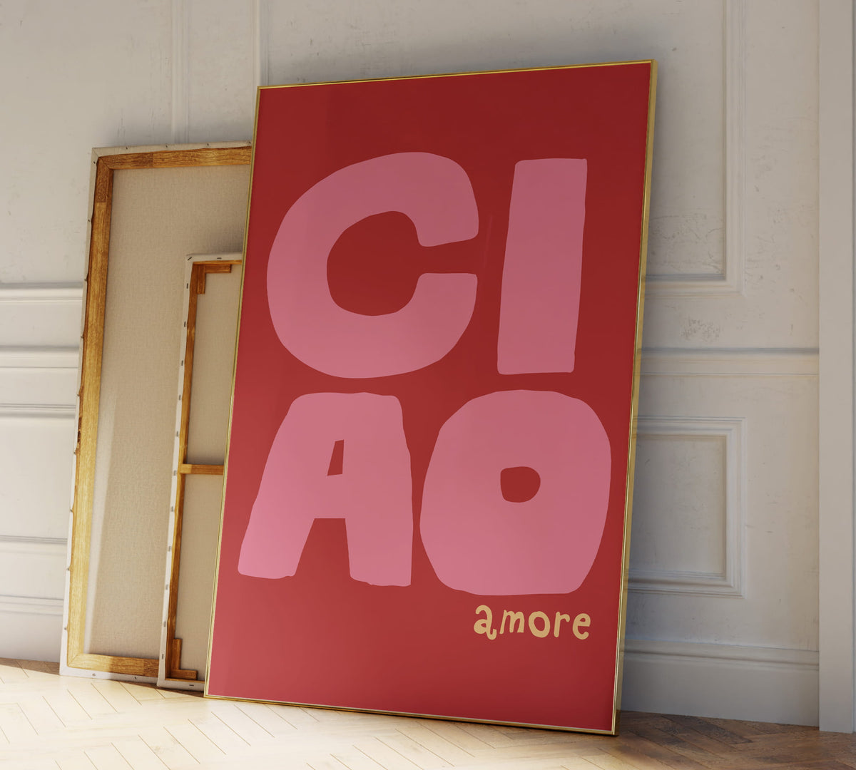 Gerahmtes Italien-Poster Ciao Amore in einem  Goldrahmen an einer weißen Wand im Wohnzimmer.