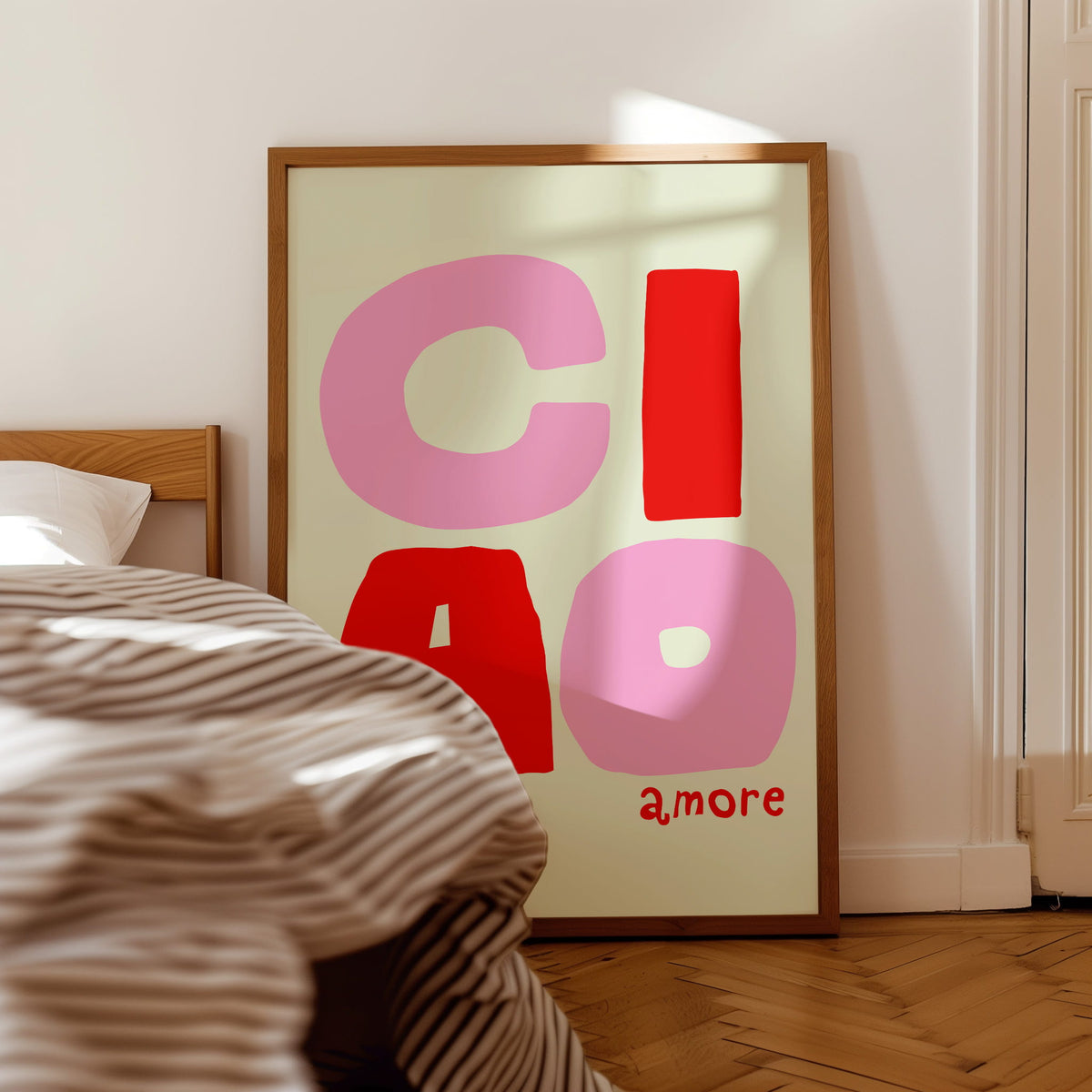 Stylisches Schlafzimmer-Poster im mediterranen Stil als liebevolle Wanddekoration neben einem Bett.