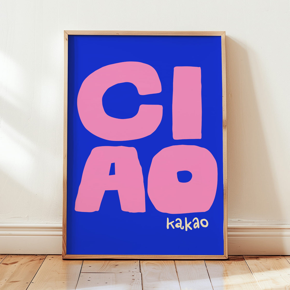 Minimalistisches Typografie-Poster mit dem kultigen Schriftzug „Ciao Kakao“ in moderner Blau Rosa Schrift.