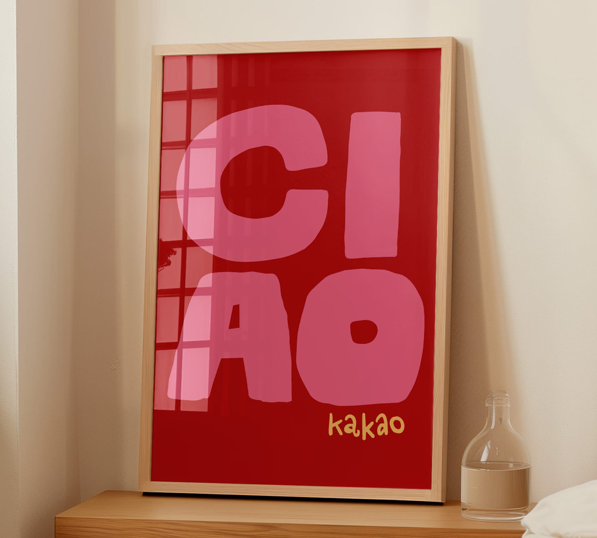 Einrichtungsbeispiel: Das Ciao Kakao Wandbild kombiniert mit Blumenvase auf dem Flur-Sideboard.