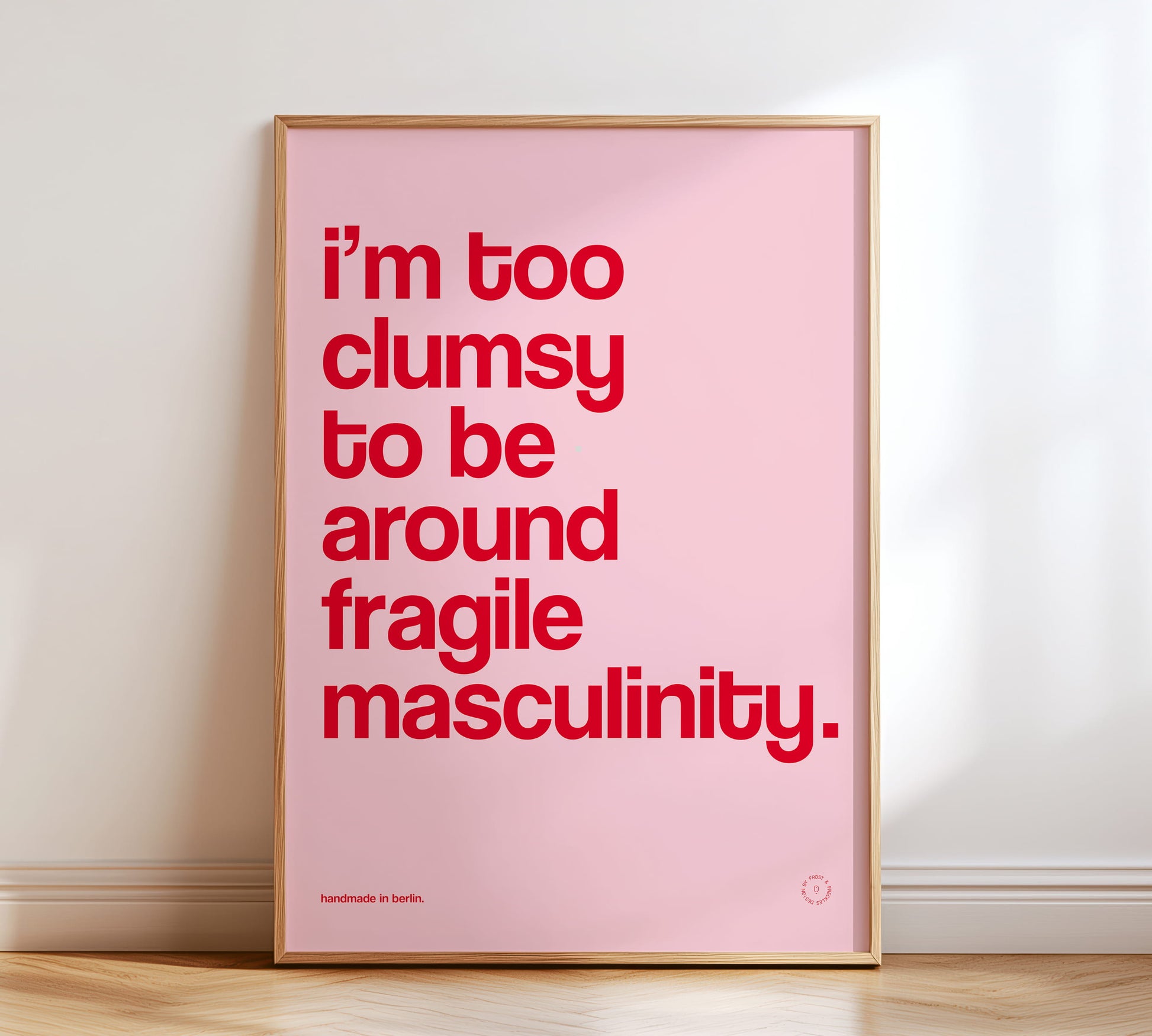 Minimalistisches, feministisches Typografie-Poster mit dem englischen Spruch "I'm too clumsy to be around fragile masculinity“ in roter Schrift auf rosa Grund.
