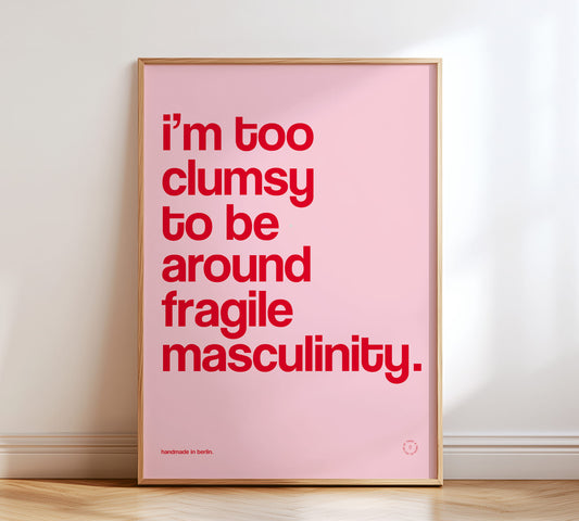 Minimalistisches, feministisches Typografie-Poster mit dem englischen Spruch "I'm too clumsy to be around fragile masculinity“ in roter Schrift auf rosa Grund.