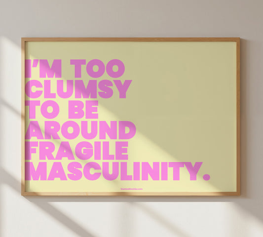 Feministisches Typografie-Poster im Pop-Art-Stil mit dem englischen Spruch "I'm Too Clumsy to be around Fragile Masculinity" in knalligem Rosa auf leuchtend gelbem Hintergrund.