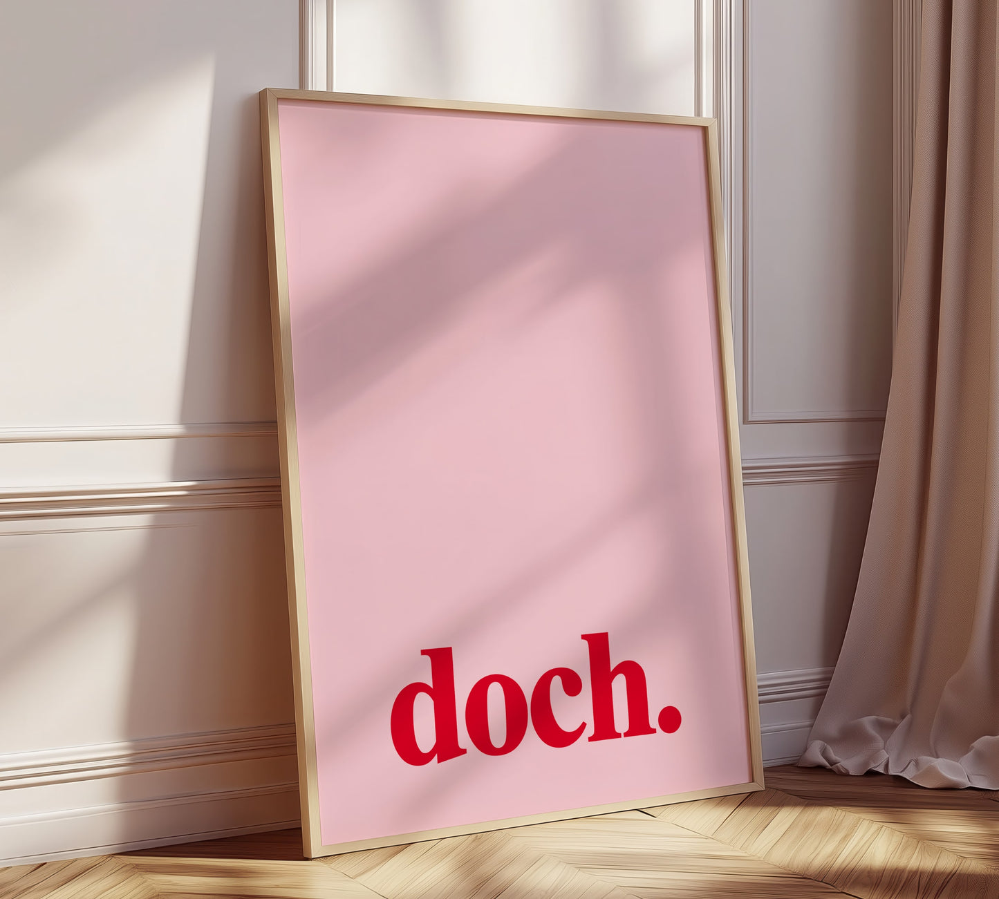 Gerahmtes Poster mit "Doch" Aufschrift, an Schlafzimmer Wand lehnend.
