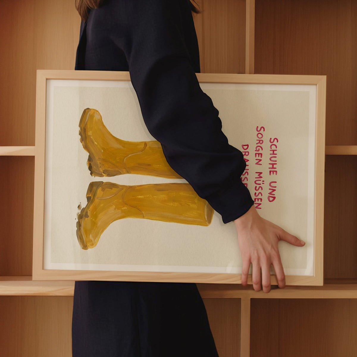 Lifestyle-Foto: Das gerahmte Flur-Poster perfekt inszeniert neben der Garderobe für Schuhe und Gummistiefel in einer gemütlichen Wohnung.