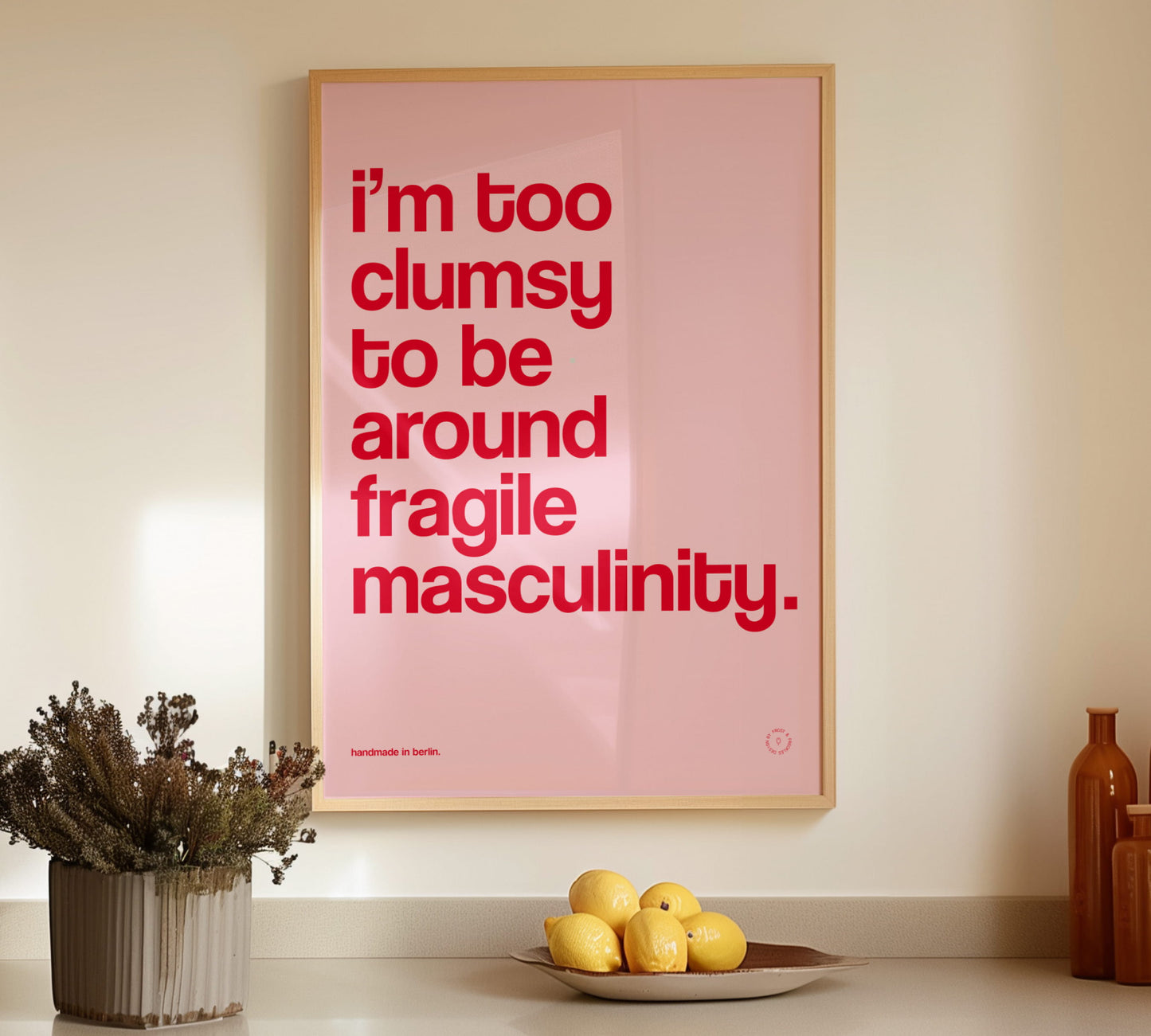 Kunstdruck mit witzigem, feministischem Spruch im Stellavie-inspirierten, modernen Grafik-Look "I'm Too Clumsy To Be Around Fragile Masculinity"