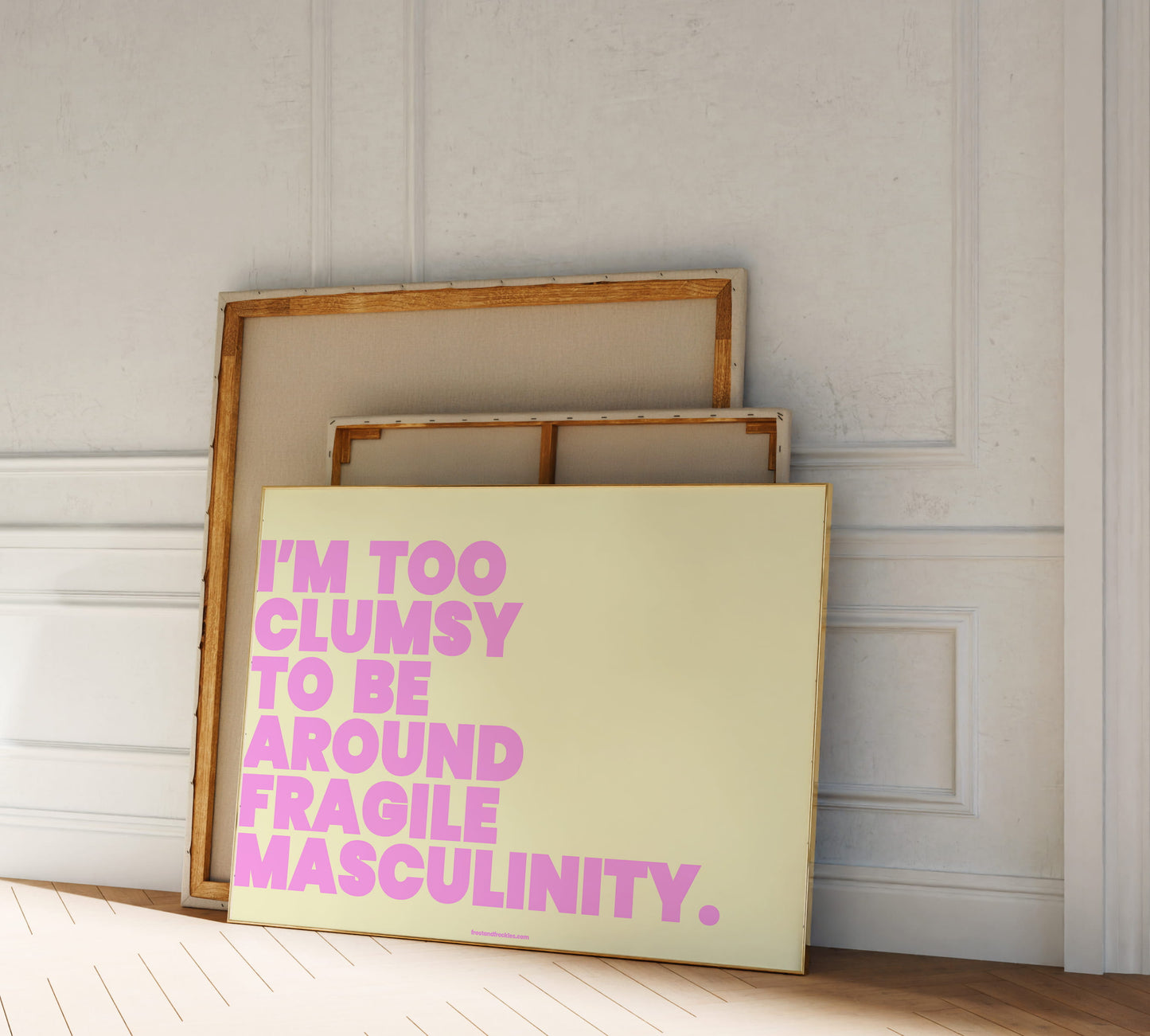 Ein vom Stellavie-Stil inspiriertes Girl-Power-Poster als kontrastreiche, feministische Dekoration mit dem Spruch "I'm Too Clumsy to be around Fragile Masculinity"