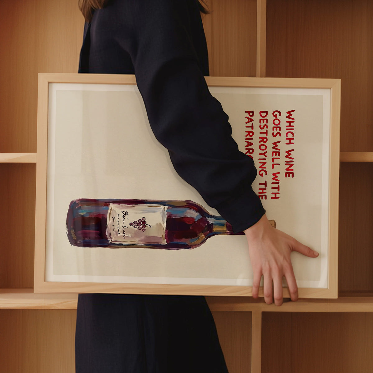 Lifestyle-Foto: Das gerahmte „Which wine goes well with destroying the patriarchy“ Poster perfekt inszeniert beim Wine Tasting mit Freundinnen.